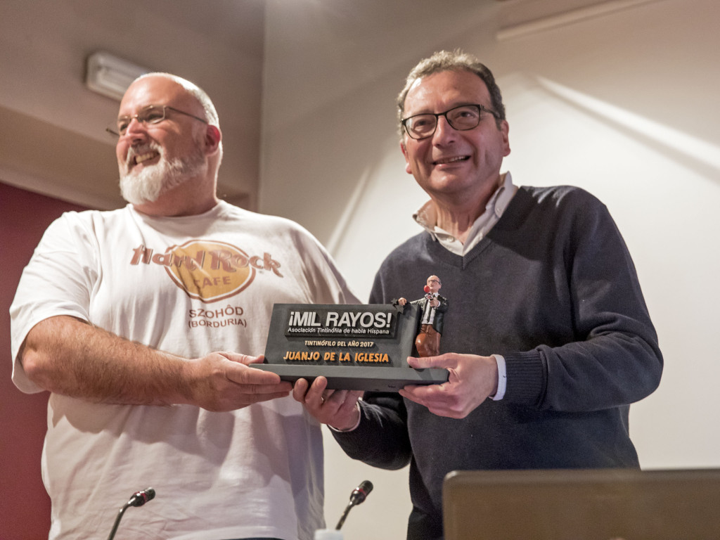 Juanjo de la Iglesia recibiendo el premio de Tintinófilo del año 2017