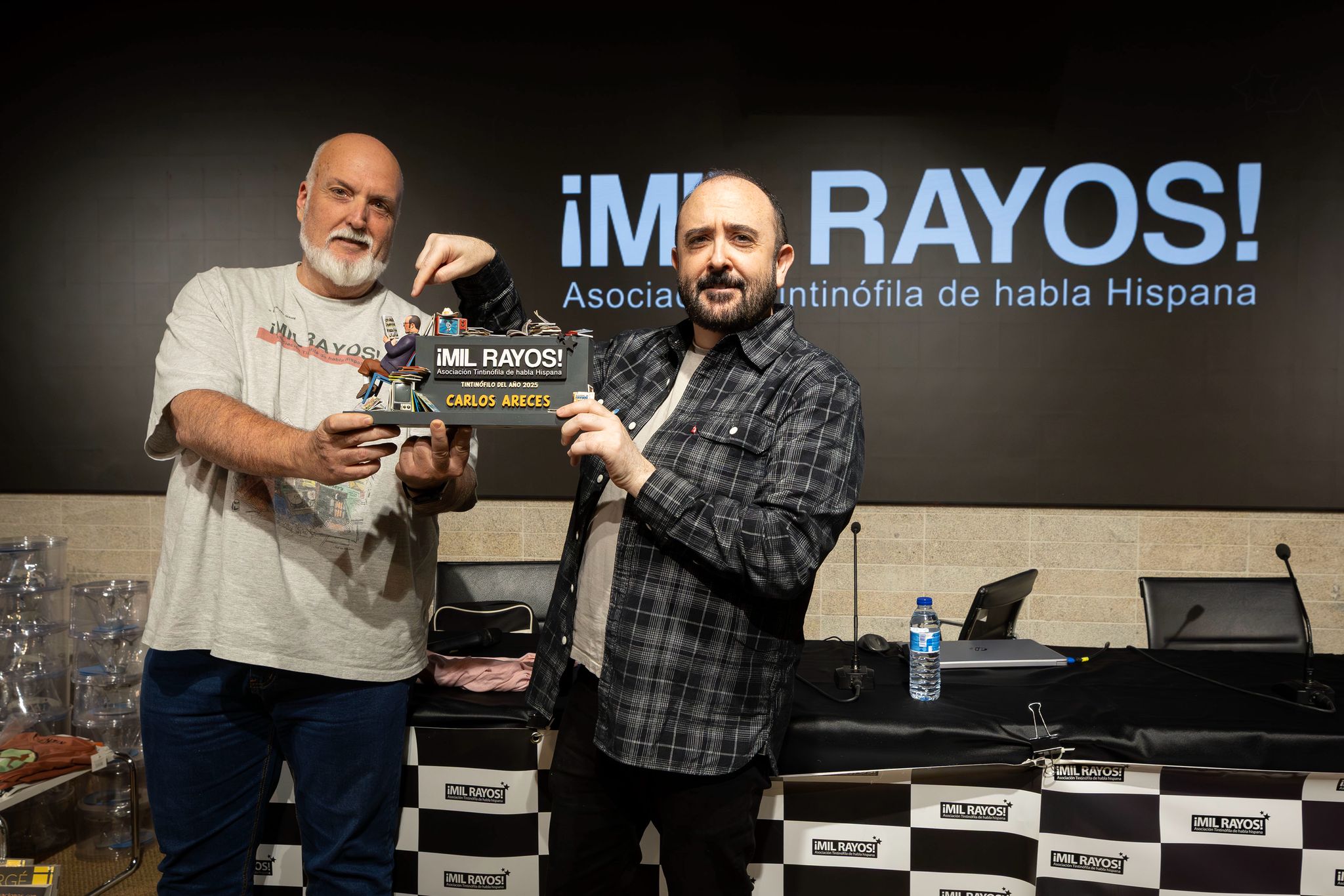 Carlos Areces recibiendo el premio de Tintinófilo del año 2025